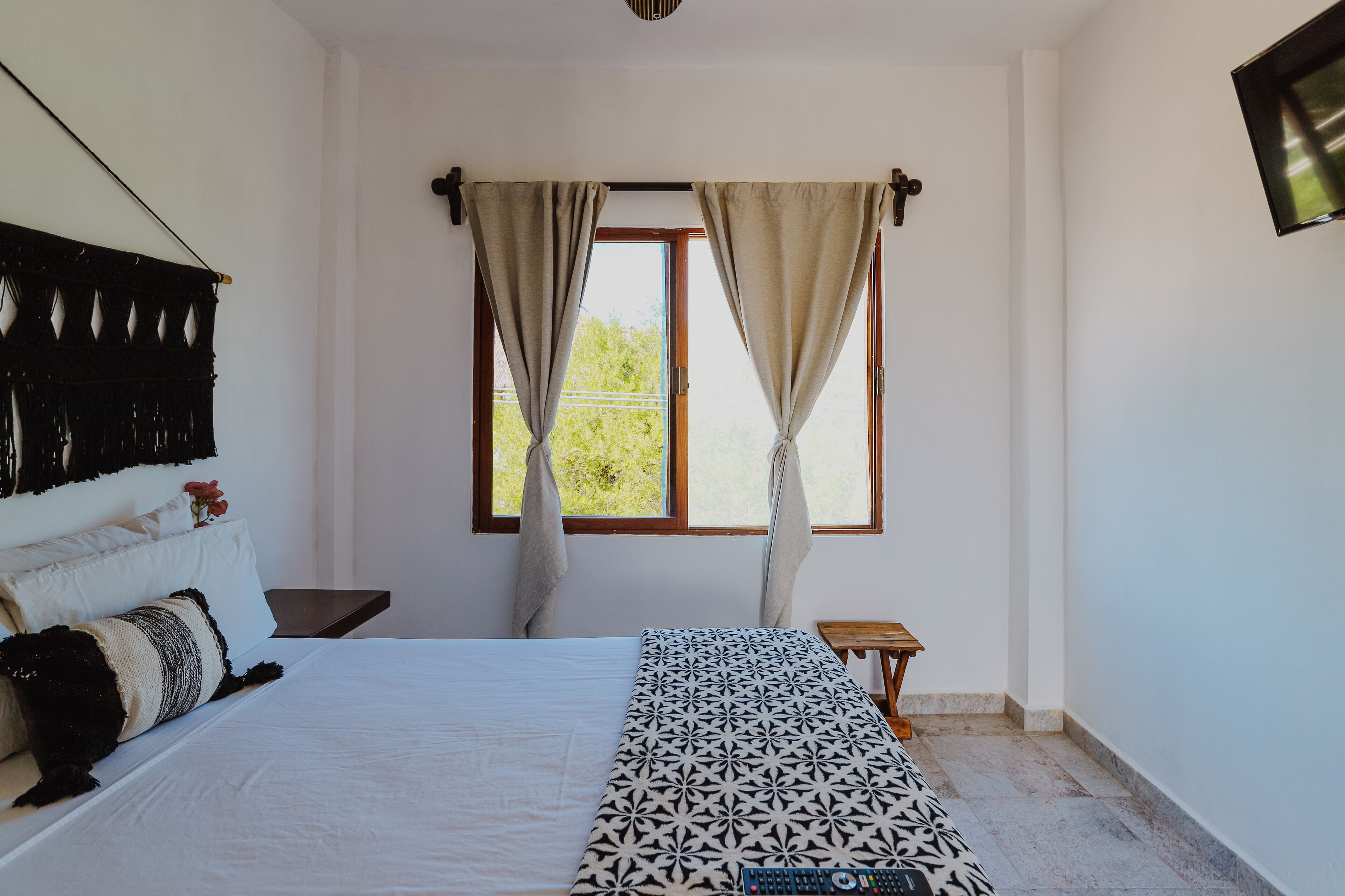 standard room | in-room safe, bed sheets