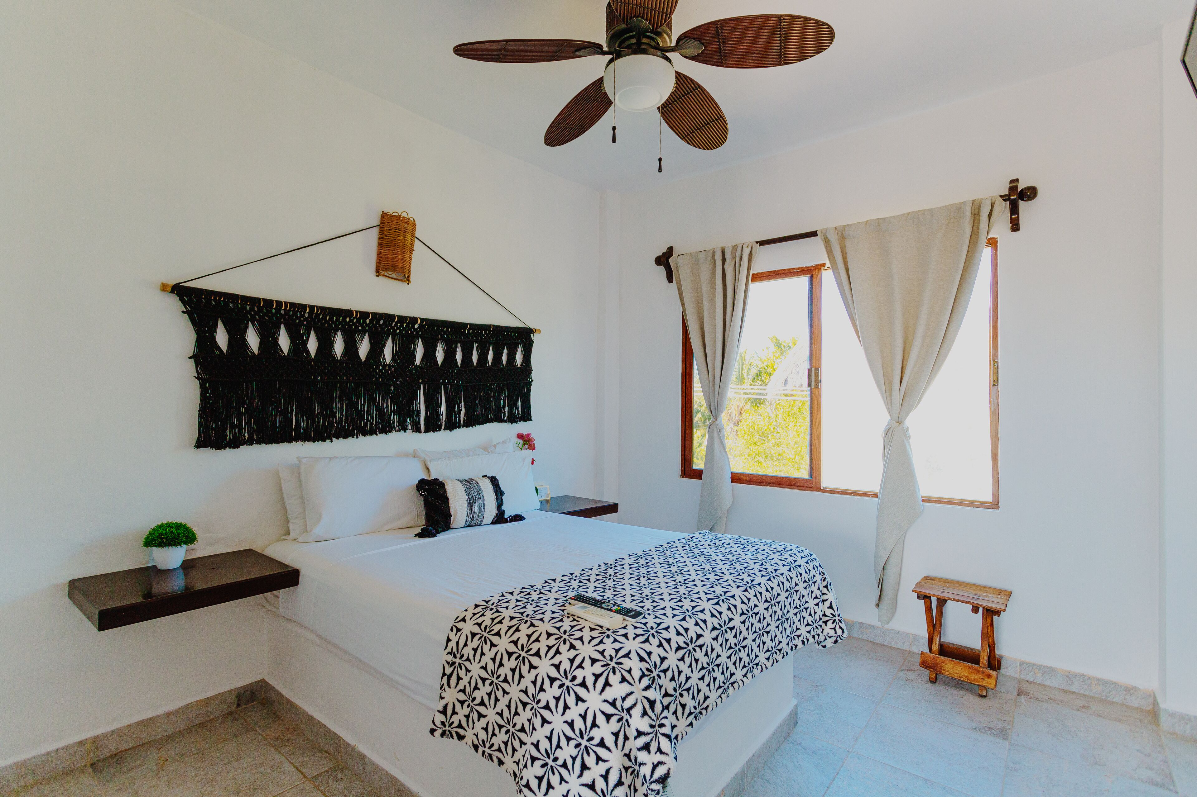 standard room | in-room safe, bed sheets