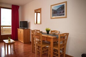 Dining - 300m from ski slopes, 3rd floor, fitness, swimming pool, sauna, balcony, parking, tv, ski locker (Le Dévoluy)