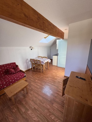 Interior - 300m from shops, 3rd floor, swimming pool, sauna, balcony, parking, tv, ski locker, 30m² (Le Dévoluy)