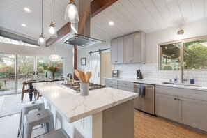 Kjøleskap, mikrobølgeovn, ovn og kokeplater