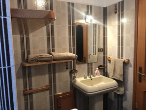 Secadora de cabello, toallas, jabón, papel de baño 