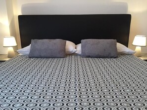 1 habitación, tabla de planchar con plancha y cuna de viaje 