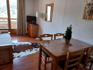 Dining - 300m from ski slopes, 2nd floor, view resort, fitness, swimming pool, sauna, balcony, parking, tv (Le Dévoluy)