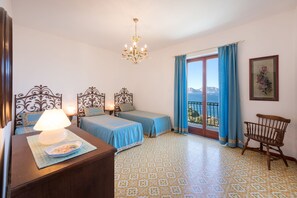 4 Schlafzimmer, Zimmersafe, Schreibtisch, Bügeleisen/Bügelbrett