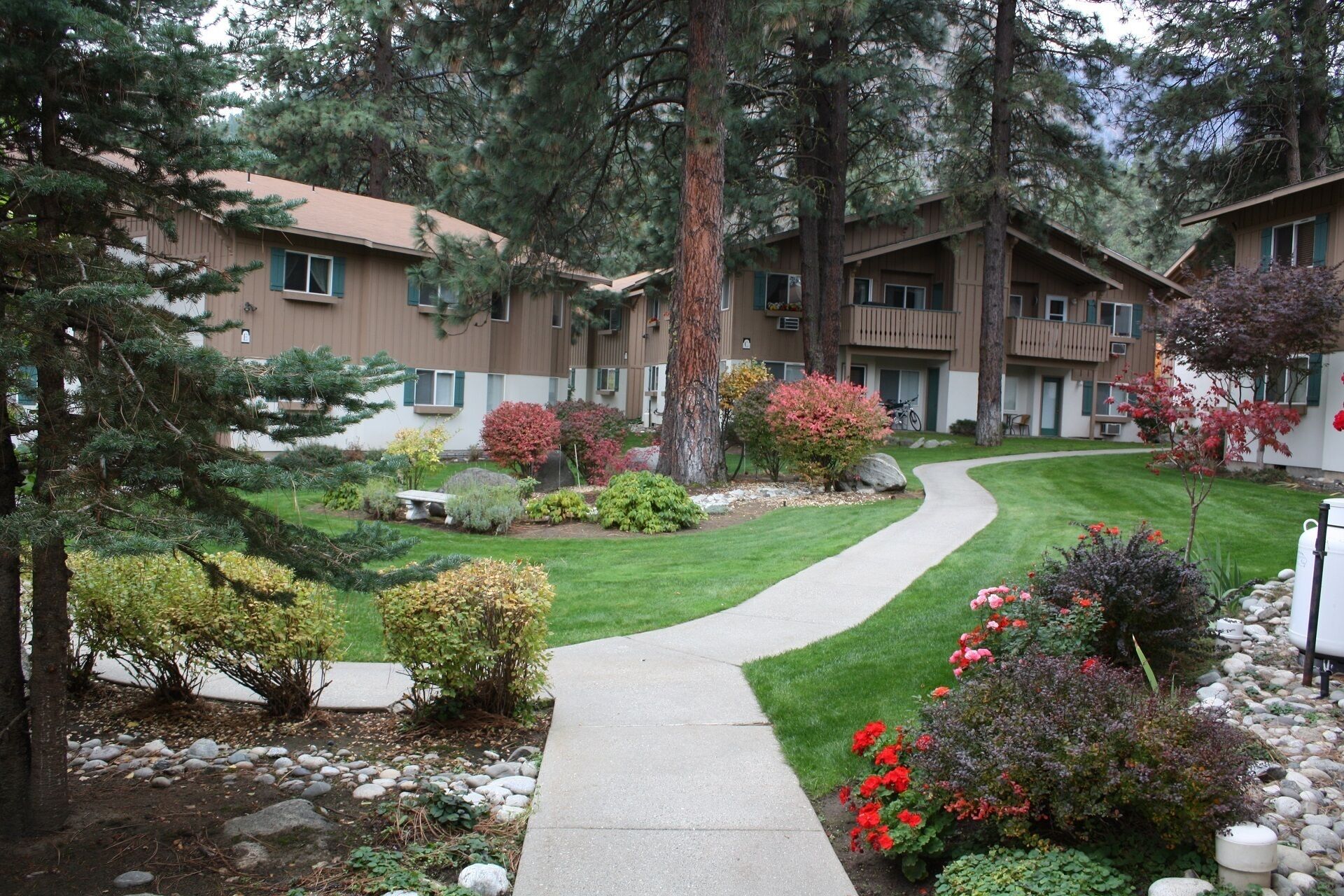 3 Bed/2 Bath Ground Floor Condo-Walk to LTown,Adventure or River Parks! Sleeps 6