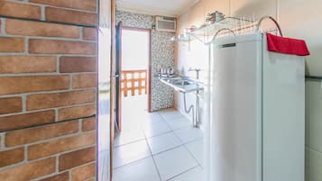 Basic-Apartment | Eigene Küche | Mikrowelle, Wasserkocher, Kochgeschirr/Geschirr/Besteck, Esstisch