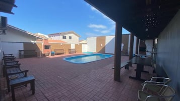 Una piscina al aire libre