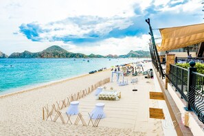 在海滩、沙滩椅、沙滩毛巾