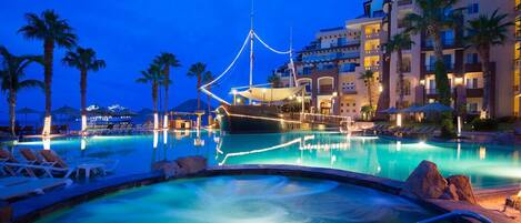 Innendørsbasseng og utendørsbasseng