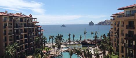 Alberca techada y alberca al aire libre