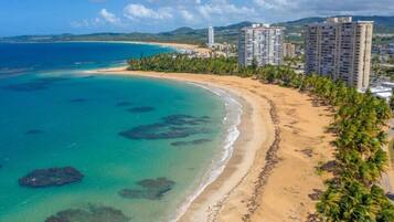 Sulla spiaggia, lettini da mare, teli da spiaggia