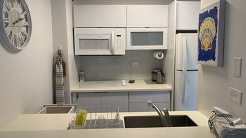 KylskÄp, mikrovÄgsugn, spishÀll och kaffe- och tebryggare