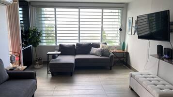 Smart-tv, ett bordtennisbord och en stereo