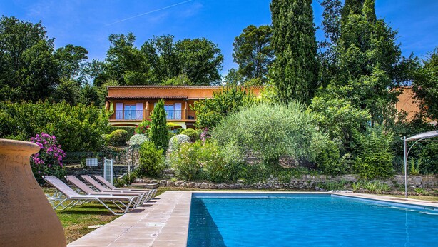 A swimming pool with lounge chairs and a large vase. - Grand F3 - Apartment for 4 to 6 people (Figanières)
