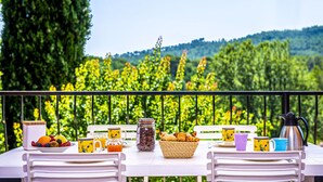 A table set outdoors with a view of green trees and hills. - Grand F3 - Apartment for 4 to 6 people (Figanières)