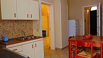 Frigorifero, forno, piano cottura, macchina per tè/caffè