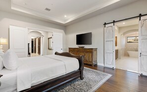 7 bedrooms, desk, iron/ironing board, travel cot