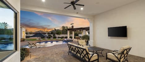 Utomhuspool och uppvärmd pool