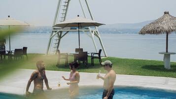 2 albercas al aire libre