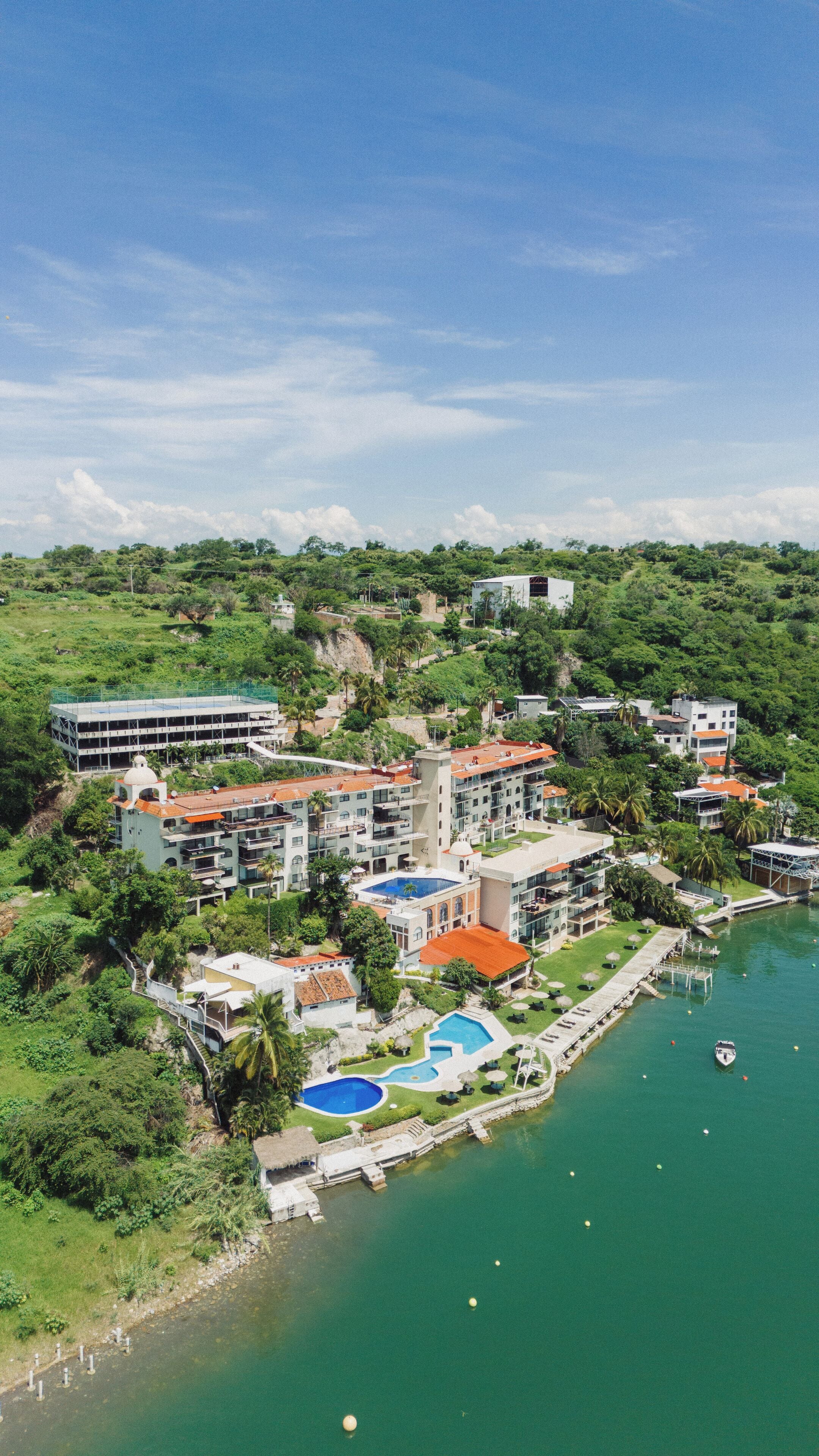 Vista frontal de la propiedad