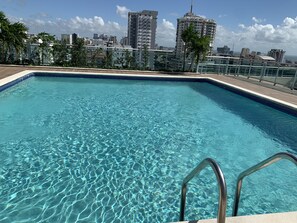 Una piscina al aire libre, una piscina en la azotea