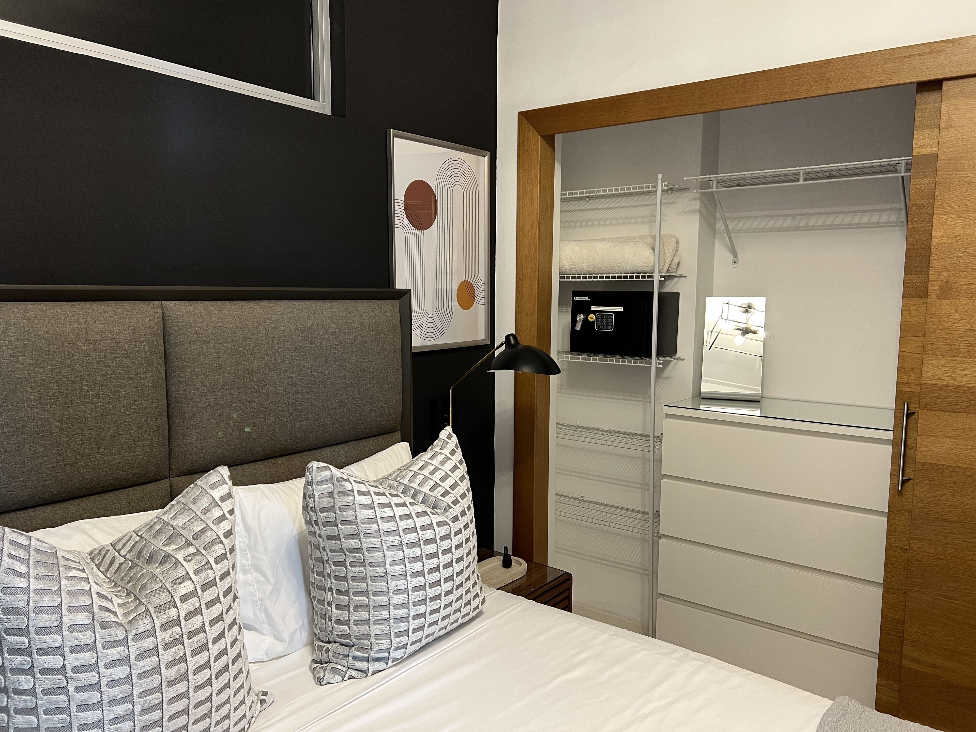 2 bedrooms, in-room safe, desk, blackout drapes