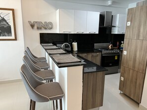 Réfrigérateur, four à micro-ondes, un four, surface de cuisson