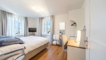 6 chambres, bureau, fer et planche Ă repasser, lit parapluie