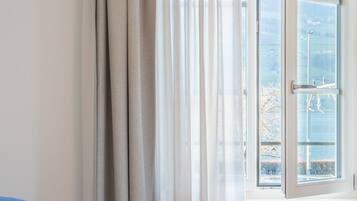 6 slaapkamers, een bureau, een strijkplank/strijkijzer, reisbedje