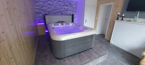 Interior - EDEN Jacuzzi private suite (Chaumont)