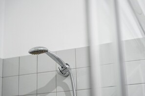 Chuveiro, produtos de toalete grátis, secador de cabelo 