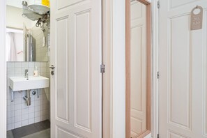 Shower, free toiletries, hair dryer, towels - GuestReady - Costa Cabral Guesthouse - Room 2 (Porto)