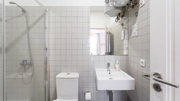 Dusche, kostenlose Toilettenartikel, Haartrockner, Handtücher