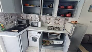 Réfrigérateur, micro-ondes, four, cafetiÚre/bouilloire