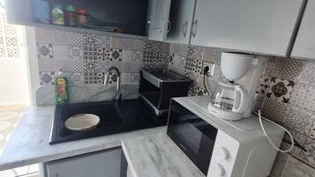 Réfrigérateur, micro-ondes, four, cafetiÚre/bouilloire