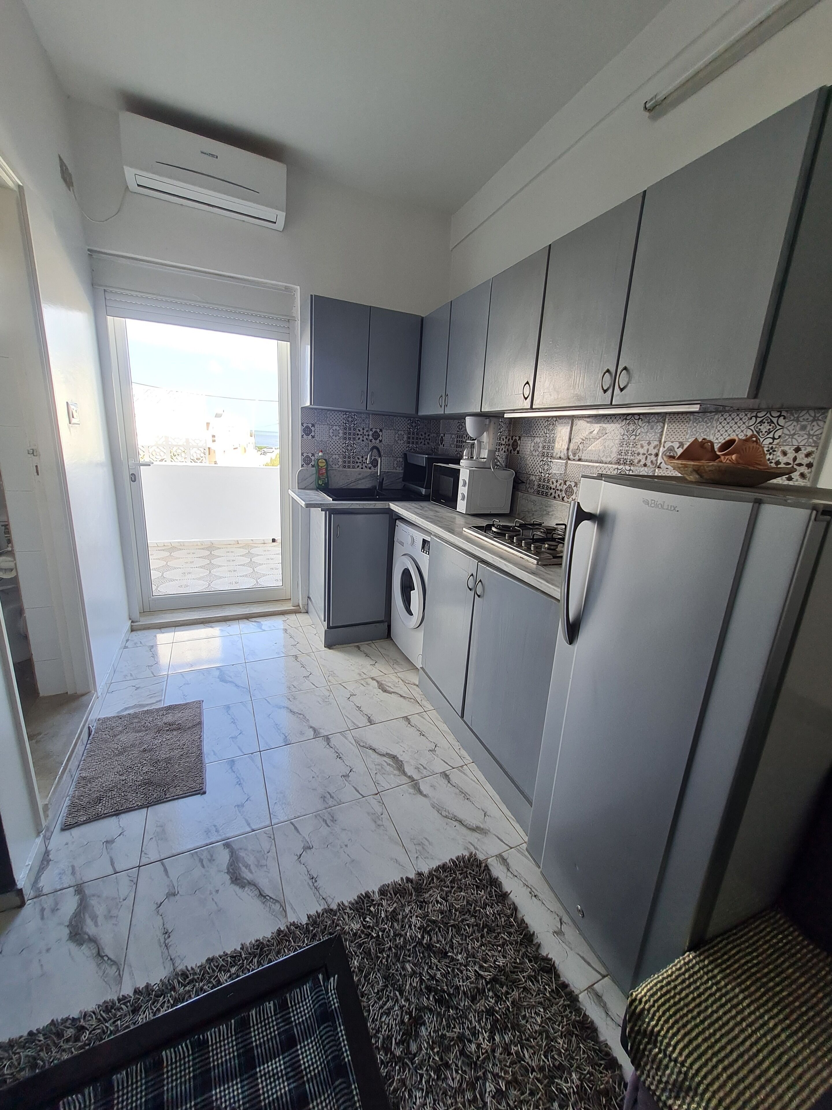 Fridge, microwave, oven, coffee/tea maker