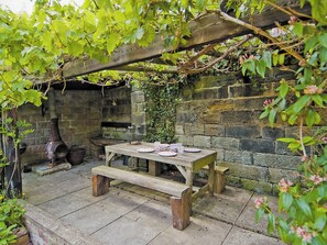 Outdoor dining - 3 bedroom accommodation in Whitby (Whitby)