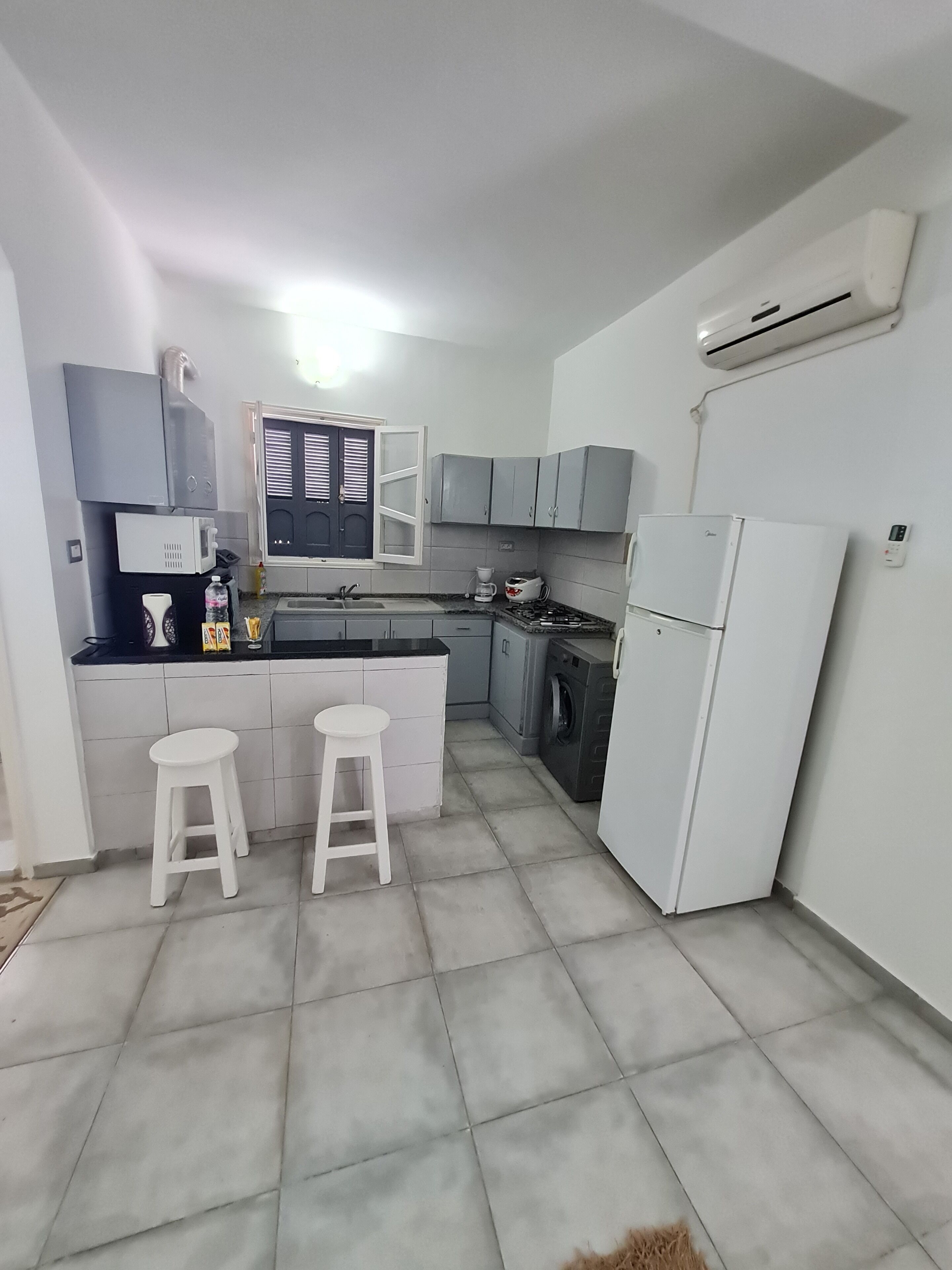 Réfrigérateur, micro-ondes, four, cafetière/bouilloire