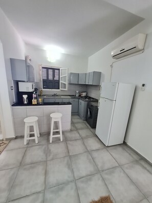 Réfrigérateur, micro-ondes, four, cafetière/bouilloire