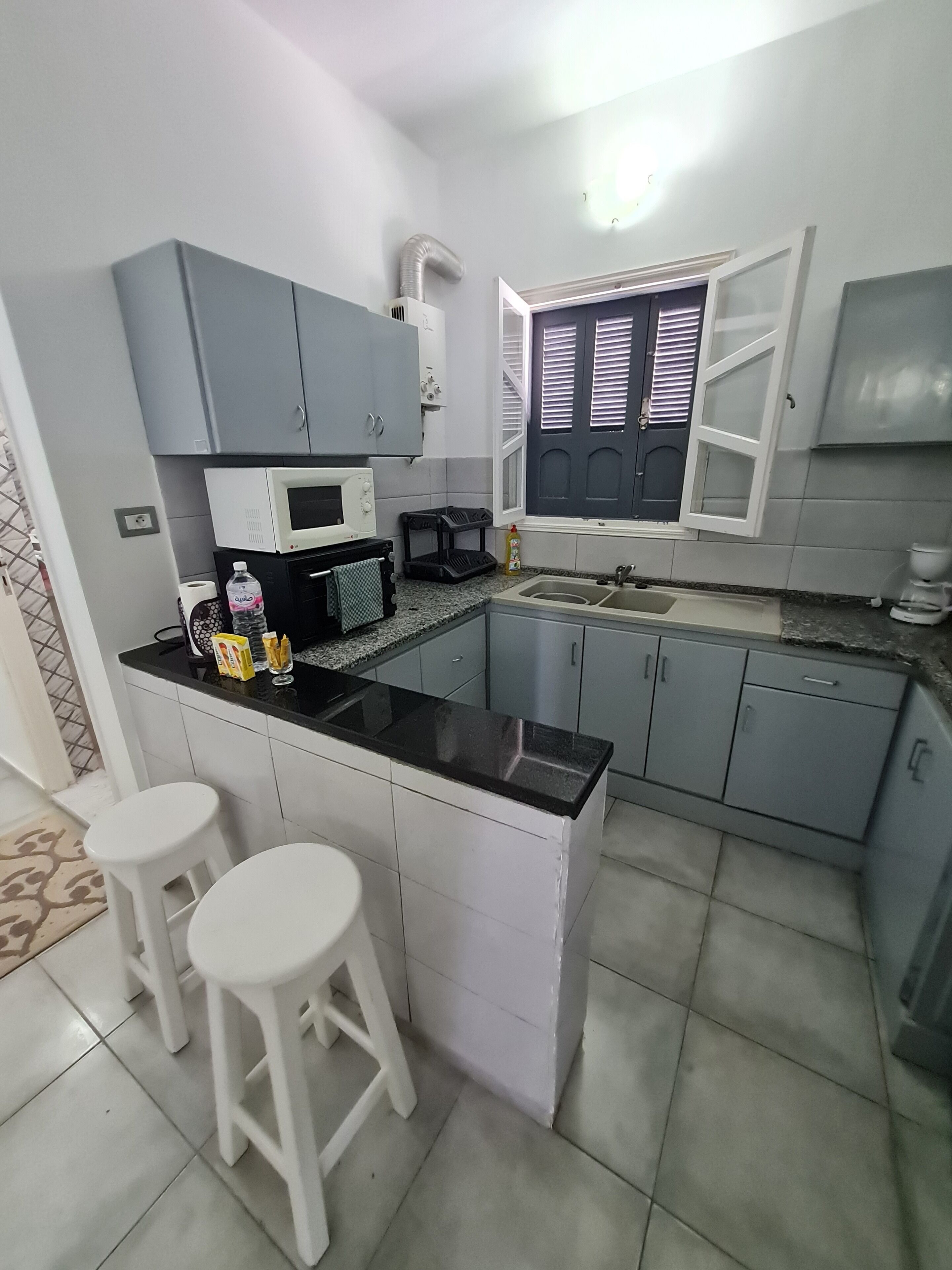 Réfrigérateur, micro-ondes, four, cafetière/bouilloire