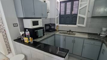 Réfrigérateur, micro-ondes, four, cafetiÚre/bouilloire