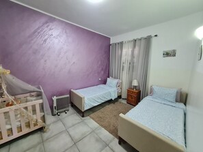 2 chambres, fer et planche à repasser, Wi-Fi, draps fournis
