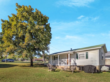 Exterior. The Granny Cottage ~ on Main Street