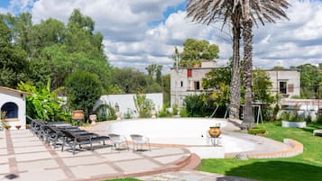 2 albercas al aire libre, acceso de 09:00 a 21:00, y camastros