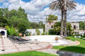 2 piscinas al aire libre (de 09:00 a 21:00), tumbonas