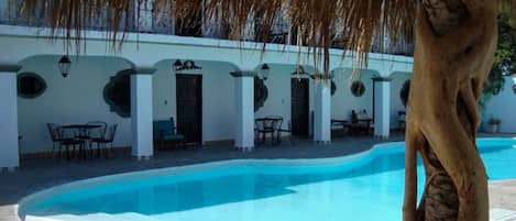 2 kolam renang outdoor, dengan kursi berjemur