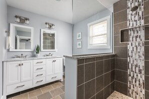 Een bad/douchecombinatie, een haardroger, handdoeken, zeep