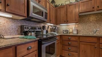 Apartamento, varias camas (3 Br: Soaring Eagle 301) | Cocina privada | Microondas, utensilios de cocina y mesa de comedor