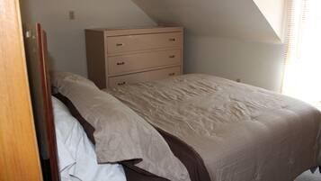 3 quartos, escrivaninha, ferros/tábuas de passar roupa, berço de viagem